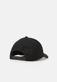 Gorra de béisbol negra con visera curva, cierre ajustable tipo snapback, hecha de algodón, con una tela texturizada y sin logotipos visibles.