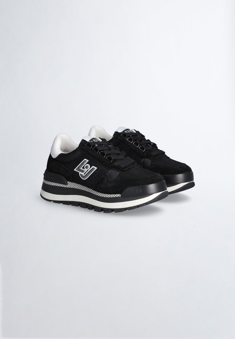Sneaker sportive nere realizzate in mesh e suede, con suola spessa bianca, dettagli in metallo argentato e logo di lato.