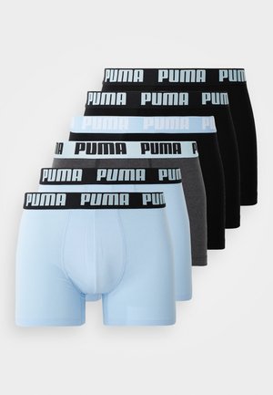 Fünf Paar Herren-Boxershorts: hellblaue, graue und schwarze Stoffe mit elastischen schwarzen Bündchen, die mit weißem "PUMA"-Logotext bedruckt sind.