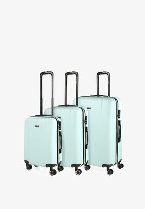 Tres maletas rígidas en azul pálido, con detalles negros, asas retráctiles y cuatro ruedas giratorias para facilitar el movimiento.