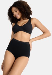 Czarny bezprzewodowy biustonosz z miękkiego materiału i koronkowym wykończeniem. Czarne majtki z wysokim stanem wykonane z gładkiego materiału, z wygodną gumką w pasie.