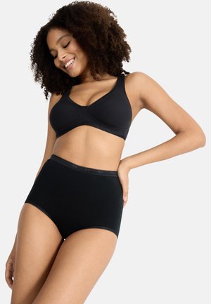 Zwarte draadloze beha met zachte stof en een kanten rand. Zwarte slip met hoge taille gemaakt van glad materiaal, voorzien van een comfortabele tailleband.