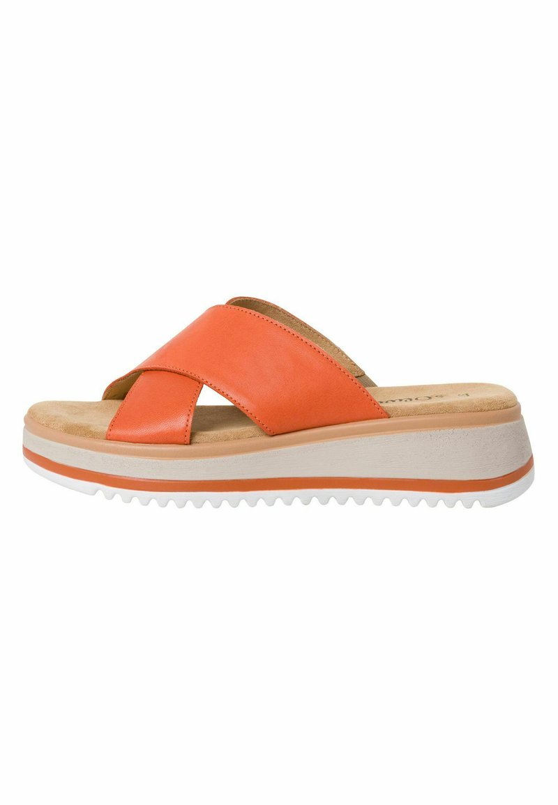 Sandale en cuir orange à glisser avec un design à croix, semelle intérieure rembourrée, semelle blanche épaisse et bande d'accent orange le long du bord.