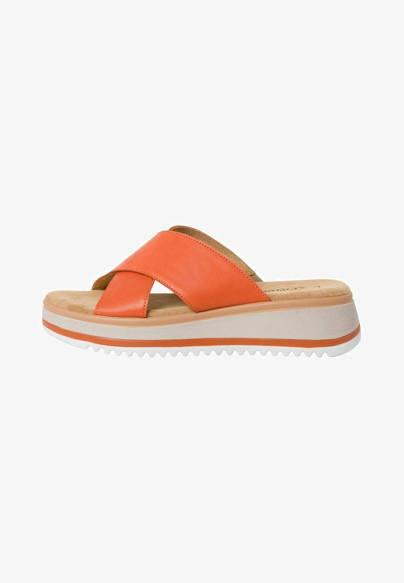 Sandale en cuir orange à glisser avec un design à croix, semelle intérieure rembourrée, semelle blanche épaisse et bande d'accent orange le long du bord.