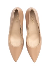 Beige kožené baleríny s špičatou špičkou, hladkým povrchem a měkkou stélkou. Bez kovových prvků nebo výrazných vzorů. Čistý, minimalistický design.