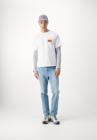 Levi's® VINTAGE FIT GRAPHIC - T-shirts print - lse_batwing badge brin white+