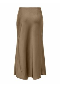 Jupe maxi en satin marron avec une texture lisse, une forme évasée et des poches sur les côtés. Présente une taille mi-haute et un éclat subtil.