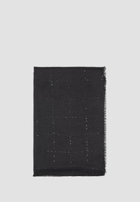 Écharpe noire avec un motif à carreaux, ornée de petits accents métalliques, aux bords finis et avec un ourlet effiloché. Texture douce et tissée.