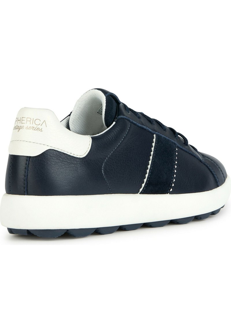 Marineblaue Leder Sneaker mit weißen Akzenten, ausgestattet mit einem strukturierten Seitenpaneel und Zickzacknähten. Rundgummisohle mit erhabenen Punkten.