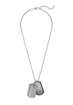 Collar de placa identificativa de perro de plata con dos colgantes rectangulares, uno grabado con "G-STAR" y el otro con un logo estilizado, en una cadena de plata.