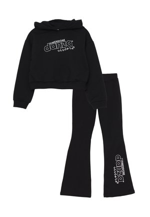 Set in tessuto morbido composto da felpa nera con cappuccio e pantaloni a zampa. La felpa presenta il testo bianco "Danza Sisters"; anche i pantaloni hanno lo stesso testo abbinato.