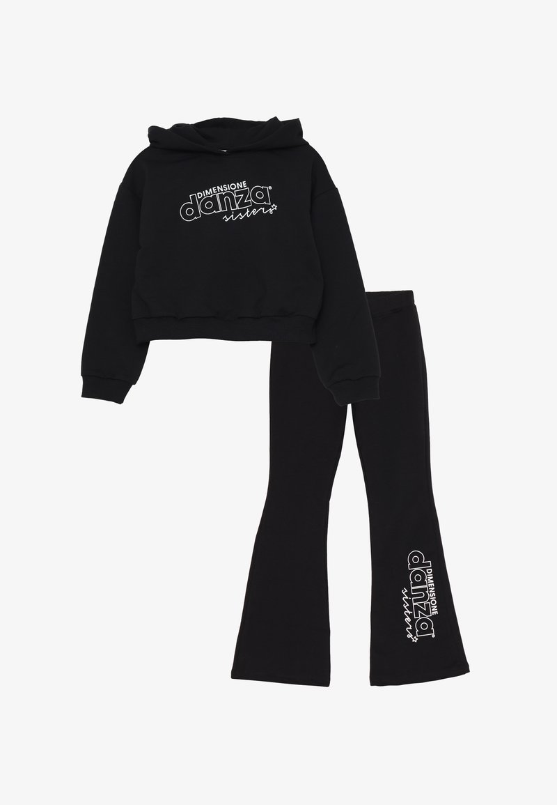 Set in tessuto morbido composto da felpa nera con cappuccio e pantaloni a zampa. La felpa presenta il testo bianco "Danza Sisters"; anche i pantaloni hanno lo stesso testo abbinato.