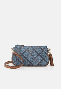 Džínová kabelka přes rameno s prošívaným designem, modré barvy, s diamantovým vzorem, hnědým koženým popruhem a zlatým logem na přední straně.