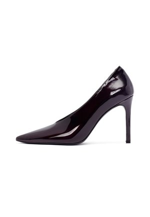 Zapatos de tacón alto de charol púrpura con punta afilada y silueta elegante. Presenta un tacón tipo estilete de 12,7 cm y una superficie lisa y brillante.