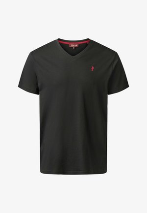 Czarny t-shirt z krótkim rękawem i dekoltem w serek, z małym czerwonym haftowanym logo na lewej piersi oraz czerwonym wykończeniem wewnątrz kołnierza.