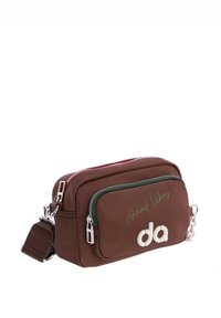 Bolso bandolera marrón hecho de nailon con un acabado texturizado. Cuenta con dos compartimentos con cierre de cremallera, detalles en verde y el texto «Good Vibes». Herrajes plateados.