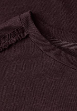 Chemise ajustée de couleur violet foncé avec un tissu texturé. Présente un col rond et un détail effiloché sur la couture de l'épaule.