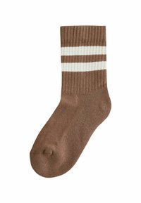 Calcetines marrones acanalados con dos franjas blancas horizontales. Presentan una textura suave, longitud hasta la mitad de la pantorrilla y punta redondeada.