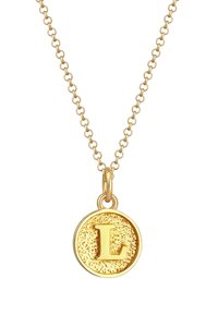 Guld halskæde med cirkulær vedhæng, der har en struktureret overflade og prægede bogstav "L." Kæden består af sammenkædede guld ringe.