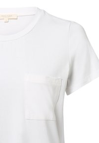 Biała koszulka z krótkim rękawem z miękkiej bawełny z okrągłym dekoltem i jedną kieszonką na piersi z wyszywaniem.