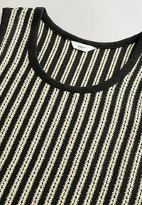 Gestreiftes, gestricktes Tanktop mit wechselnden schwarzen und cremefarbenen vertikalen Linien, einem runden Ausschnitt und einer strukturierten Stoffoberfläche.