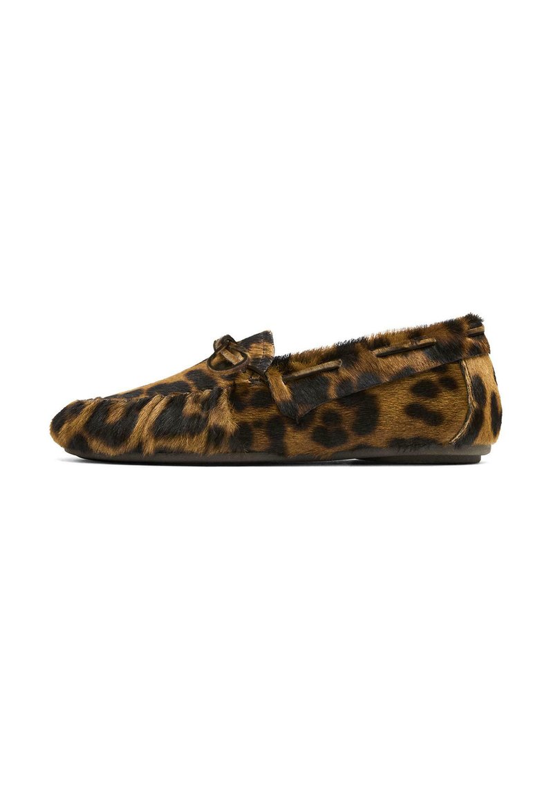 Pantofole con stampa leopardata, dalla texture in pelliccia, con un nastro decorativo e dettagli cuciti lungo i bordi. Sole piatto, design slip-on.