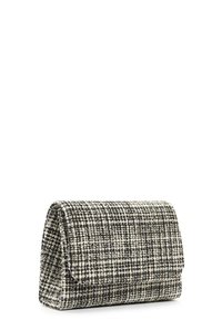 Mała prostokątna torebka kopertowa z tkaniny w kratę w odcieniach czerni, bieli i beżu oraz z klapką.