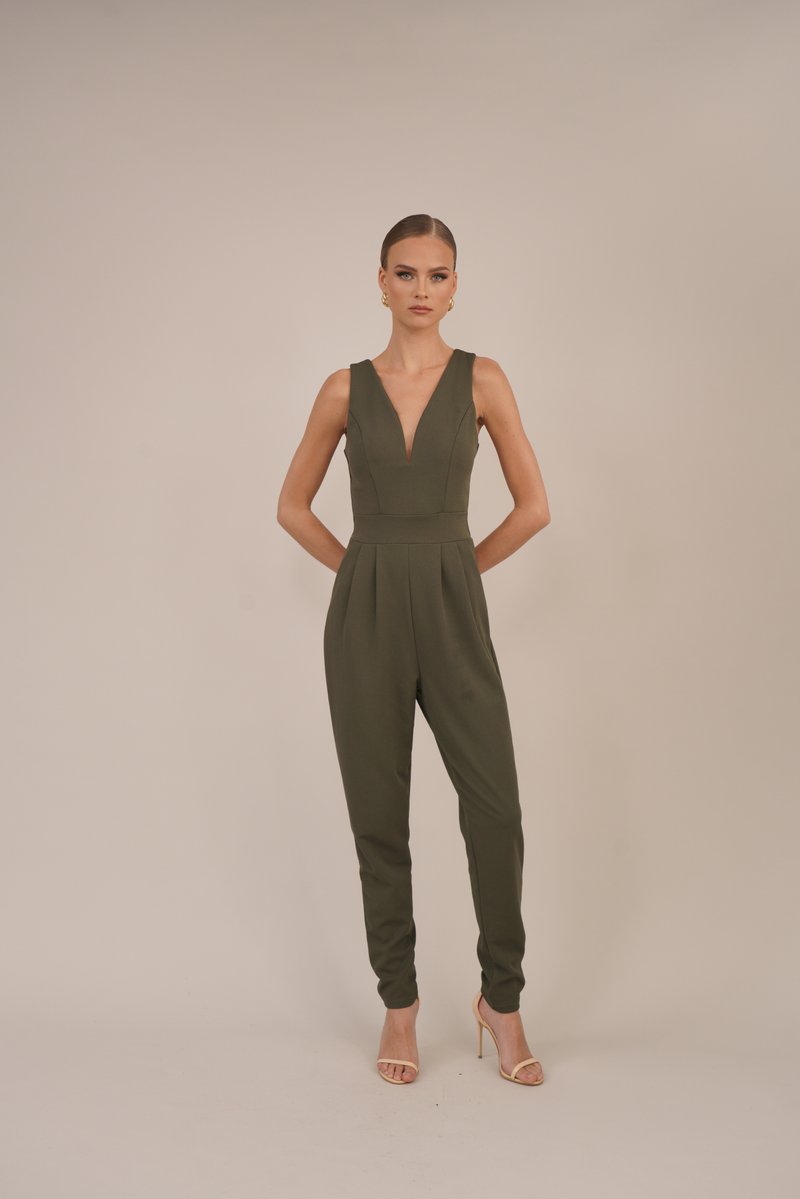 Olivengrønn jumpsuit med dyp V-hals, ermeløst design, tilpasset liv, plisseringer i midjen og taperte ben.
