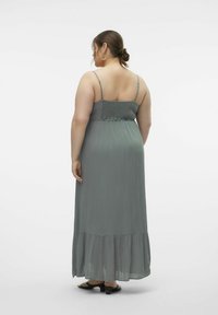 Vero Moda Curve SINA LANGES - Vestito lungo - laurel wreath
