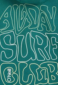 Groene sweatshirt met oversized tekst "ALWDAY SURF CLB" in een witte omrande lettertype, met het "O'Neill" logo in de linkerbenedenhoek.