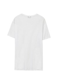 T-shirt bianco semplice a maniche corte visto da dietro, con collo a giro e una vestibilità comoda su uno sfondo bianco.