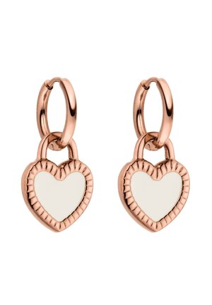 Roségold Creolen mit hängenden herzförmigen Anhängern mit geriffeltem Rand und glatter zentraler Oberfläche.