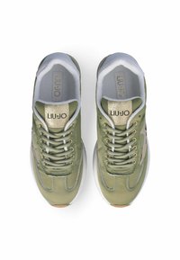 Sneakers verdi con una toma superiore testurizzata, accenti metallici e logo dorato. Presentano puntale arrotondato, suola bianca e lacci a contrasto.