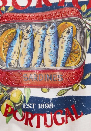 Viis illustreeritud sardiinid punases purgis koos sidruniviiludega, ümbritsetud oliivide ja sõnadega „Sardines“, „Est 1898“ ja „Portugal“.