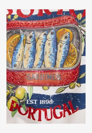 Viis illustreeritud sardiinid punases purgis koos sidruniviiludega, ümbritsetud oliivide ja sõnadega „Sardines“, „Est 1898“ ja „Portugal“.