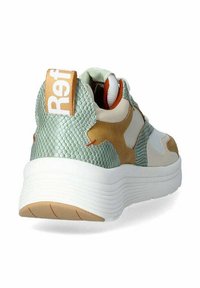 Sneaker con una toma in verde menta testurizzato e marrone chiaro, suola intermedia bianca e marchio arancione sul tallone. Presenta un design stratificato.