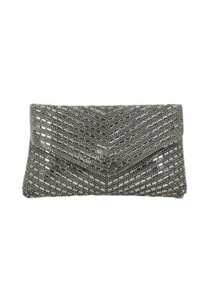 Pochette avec perles géométriques ton argent en motif chevron, forme rectangulaire et fermeture à rabat enveloppe sur fond blanc.