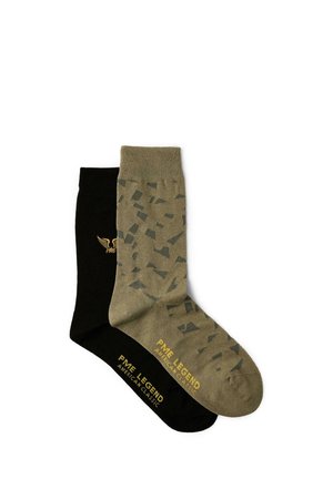 Paire de chaussettes mi-longues, une noire unie avec logo doré, une verte olive avec motif abstrait plus foncé et texte doré "PME Legend".