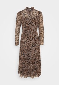 Djurtrycksklänning i genomskinligt tyg, med hög halsringning, långa ärmar och en flödande silhuett, med svarta och bruna mönster genom hela klänningen.