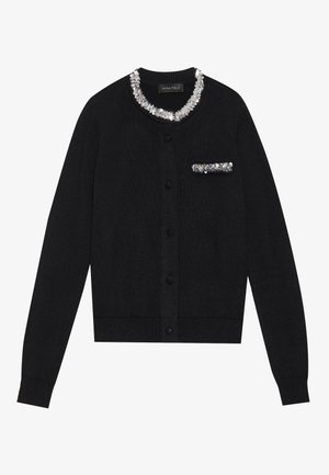 Μαύρο cardigan με στρογγυλή λαιμόκοψη, που διαθέτει κολάρο με στράς και λεπτομέρεια τσέπης. Πλισέ μανσέτες και στρίφωμα, με κουμπί μπροστά.