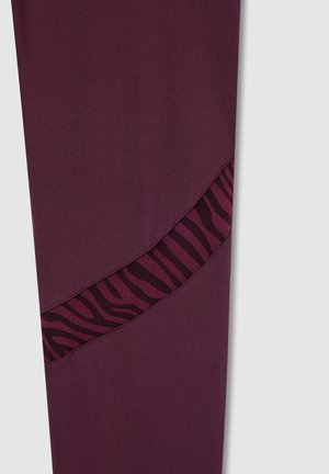 Leggings bordeaux con un design curvo e una pannello in rete a strisce zebrate nere e rosa lungo un lato. Tessuto liscio ed elasticizzato.