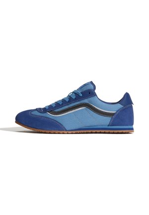 Niskoprofilowy niebieski sneaker z zamszowym noskiem i piętą, siatkowanymi bokami, czarnym detalem w postaci pasków oraz gumową podeszwą.