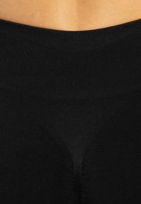 Zwarte high-waisted leggings met een geribbelde textuur en naadloos ontwerp, met een soepele tailleband en stiksels voor een aansluitende uitstraling.