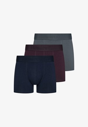 Tre par boxershorts i navy, bordeaux og grå, lavet af blødt stof med en elastisk talje der har Resteröds logoet.