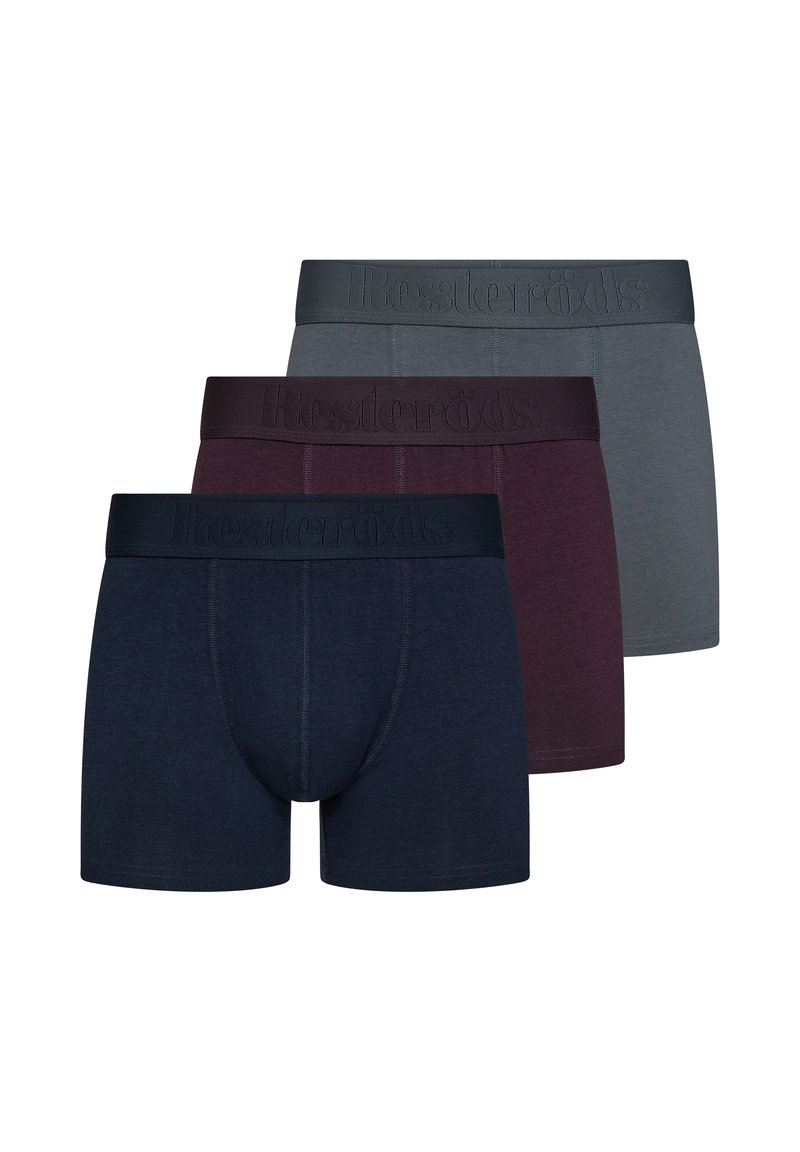 Drie paar boxershorts in marineblauw, bordeauxrood en grijs, gemaakt van zachte stof met een elastische tailleband met het logo Resteröds.