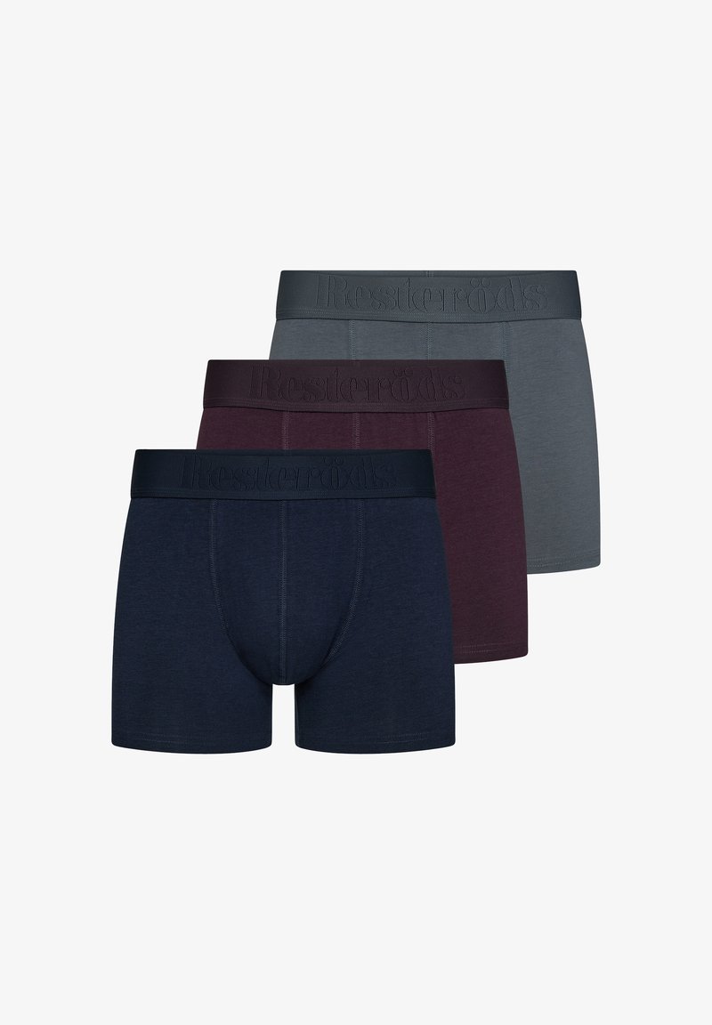 Drie paar boxershorts in marineblauw, bordeauxrood en grijs, gemaakt van zachte stof met een elastische tailleband met het logo Resteröds.