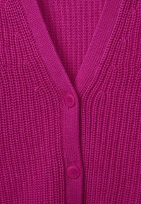 Fuchsian stickad kofta med V-ringning och strukturerad ribbning, med knappstängning och en mjuk, slät finish.