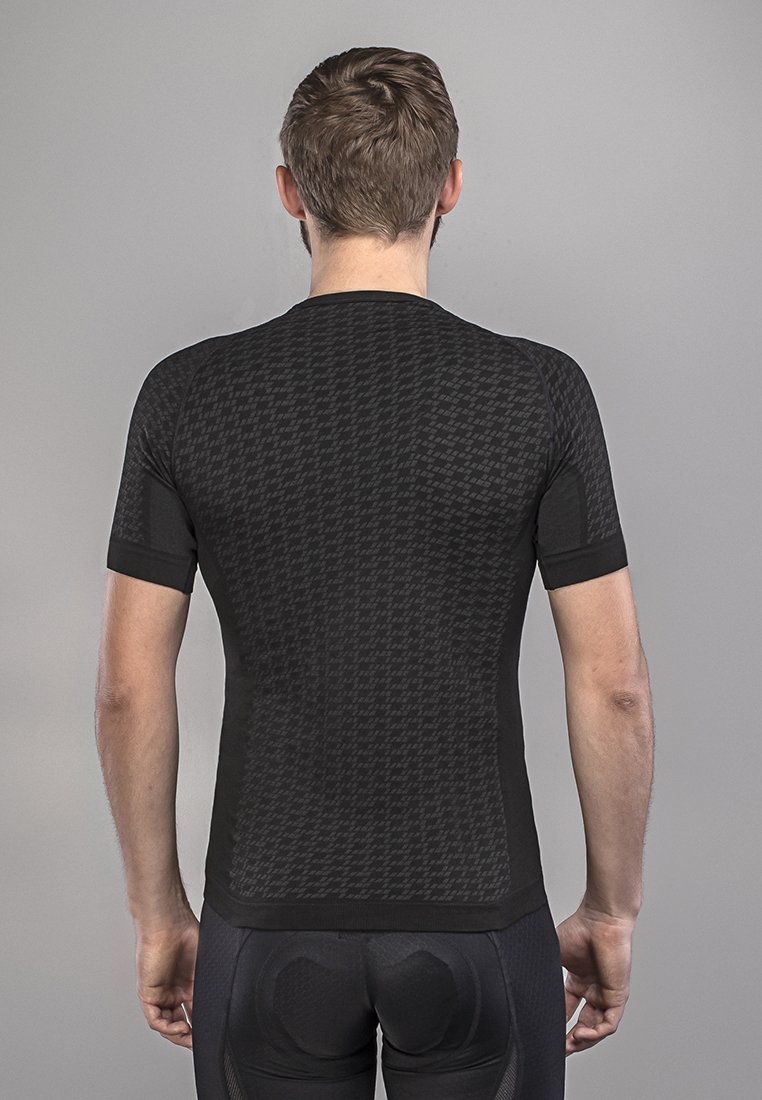 Schwarzes, kurzärmliges Sportshirt mit strukturiertem Muster, figurbetontem Design und glattem Halsauschnitt. Die Rückansicht zeigt eine enganliegende Silhouette.