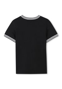 Zwarte t-shirt met een ronde hals, korte mouwen en contrasterende witte strepen op de manchetten. Gemaakt van een gladde katoenstof.