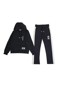 Set di felpa nera con cappuccio e pantaloni jogger, con tasca frontale, cappuccio regolabile e strisce bianche sui pantaloni. Testo stampato su entrambi i capi.